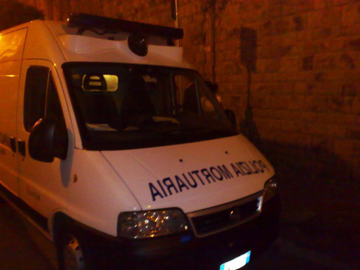 Cadavere nascosto in un baule a Campi Bisenzio: indagati madre e fratelli Cadavere nascosto in un baule a Campi Bisenzio: indagati madre e fratelli