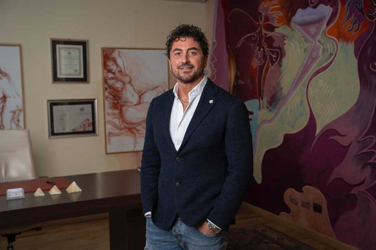 Stefano Lenzi, imprenditore italiano alla guida di Dermaclinique e ideatore del Metodo Snellendo Stefano Lenzi, imprenditore italiano alla guida di Dermaclinique e ideatore del Metodo Snellendo