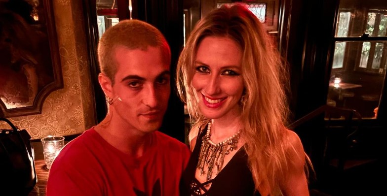 Damiano David dei Maneskin bacia una star american in discoteca