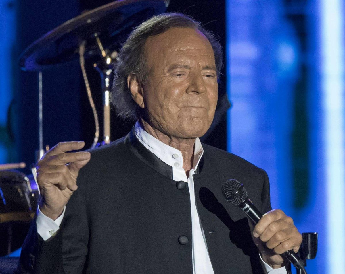 Julio Iglesias respinge le accuse di abusi: dichiarazioni infondate