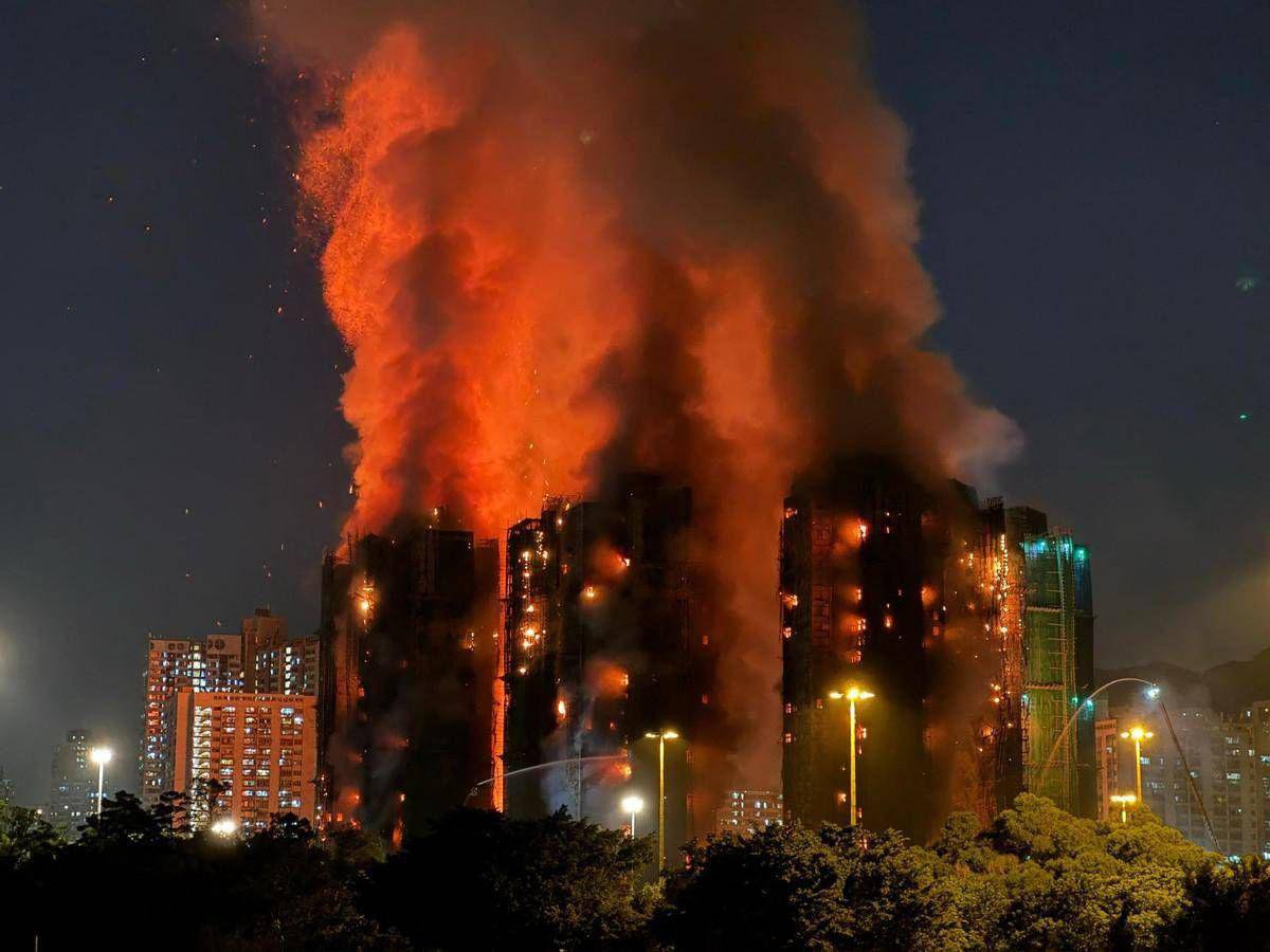 Hong Kong, maxi incendio in un complesso residenziale: almeno quattro morti e diversi feriti