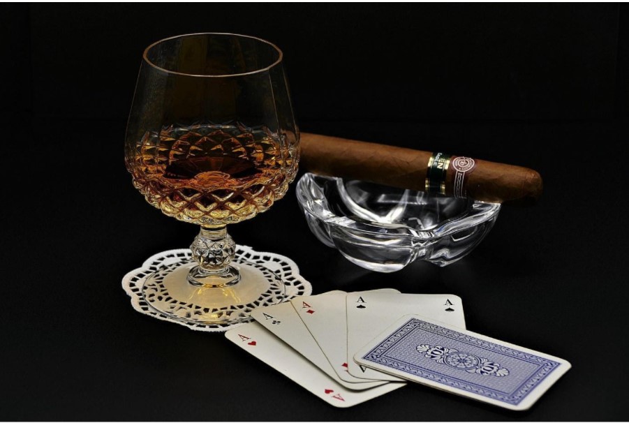 Whisky, sigaro e poker: esisteranno ancora con il gioco online?