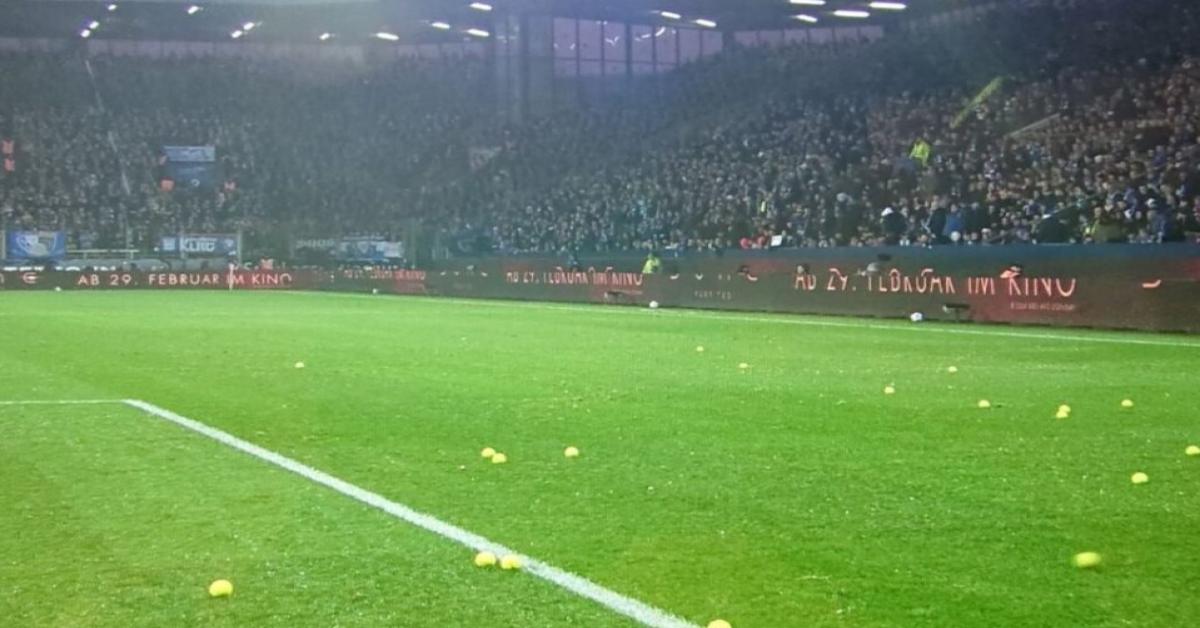 Bochum-Bayern Monaco interrotta, il motivo: Palline da Tennis e proteste dei tifosi