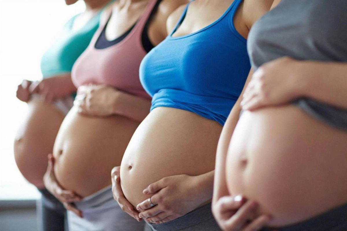 Maternità, età delle gravidanze e longevità: cosa rivela lo studio sulle gemelle