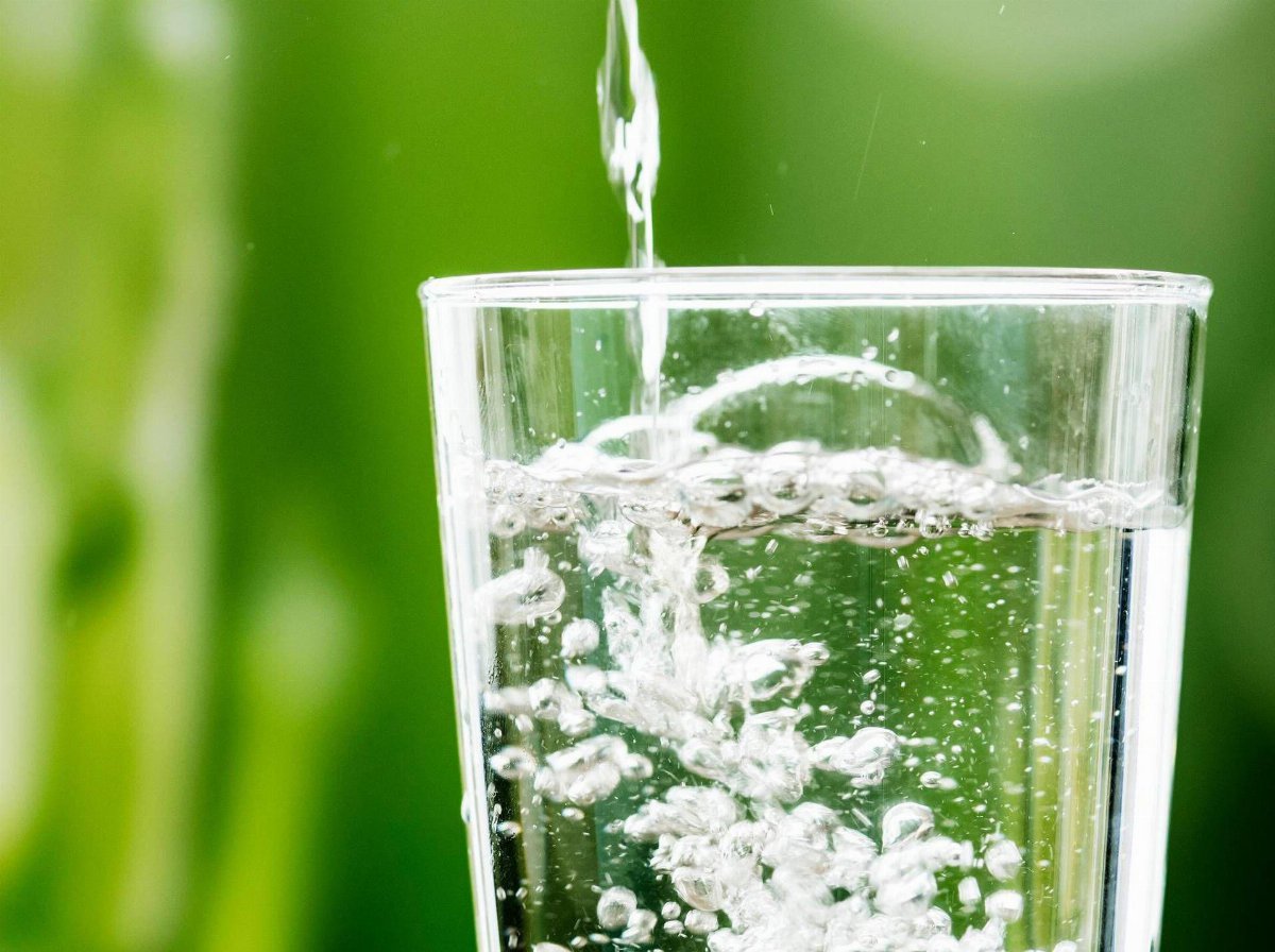 Acqua frizzante e dimagrimento: benefici possibili, ma attenzione agli effetti sull