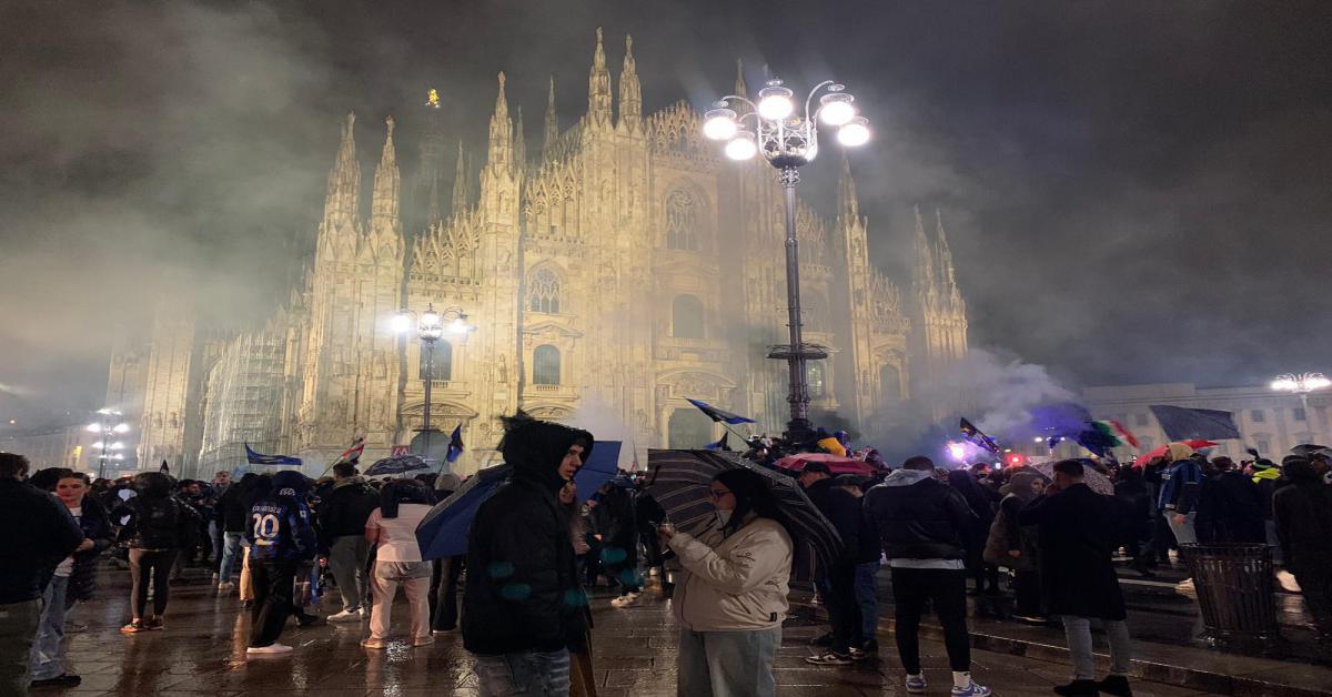 Scudetto Inter - la festa dei tifosi a piazza Duomo - Video
