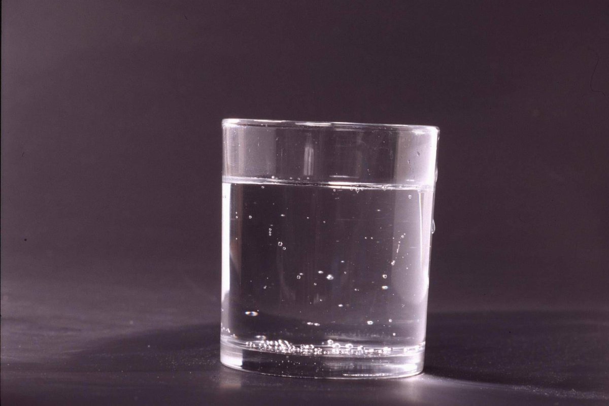 Monza, acqua al bar scambiata per soda caustica: cliente in ospedale dopo un sorso