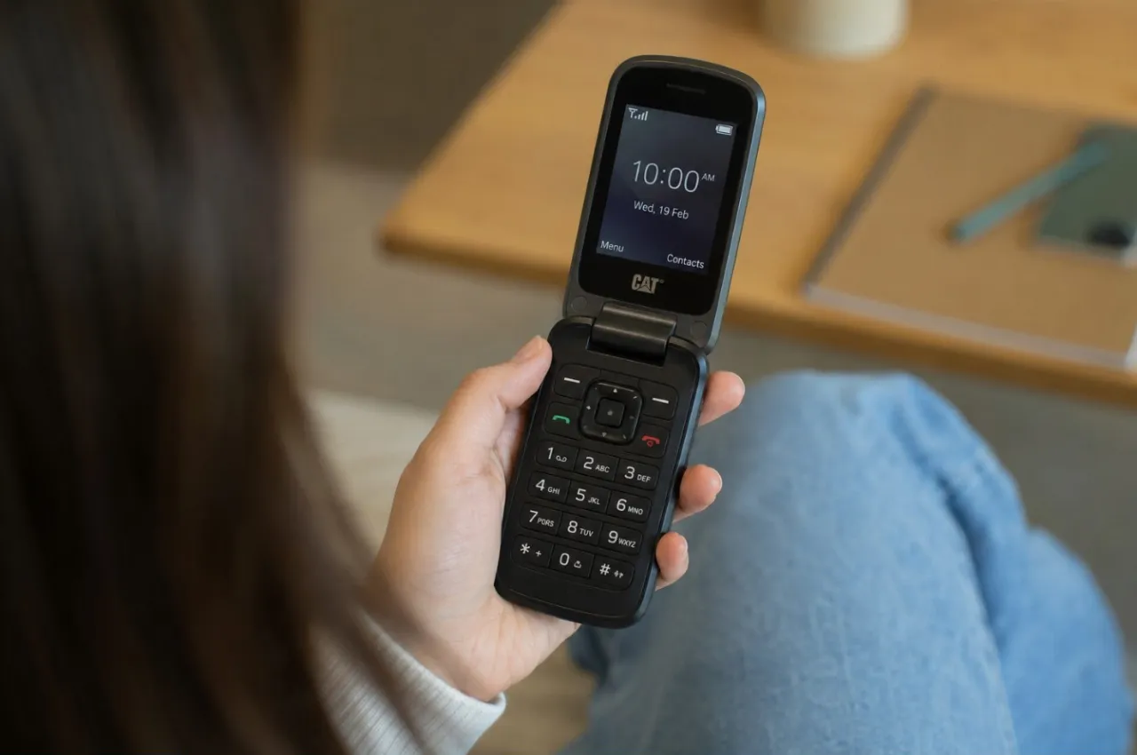 Digital detox, la Gen Z rilancia i dumb phone da 400 dollari per staccare dai social