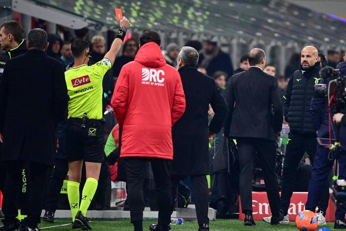 Caos nel recupero di Milan-Lazio: proteste, Var e Allegri espulso Caos nel recupero di Milan-Lazio: proteste, Var e Allegri espulso