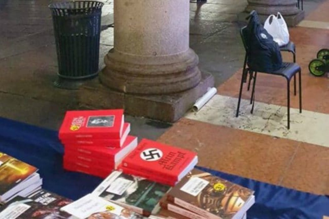 Da brividi... l Mein Kampf di Hitler venduto in piazza Duomo a Milano
