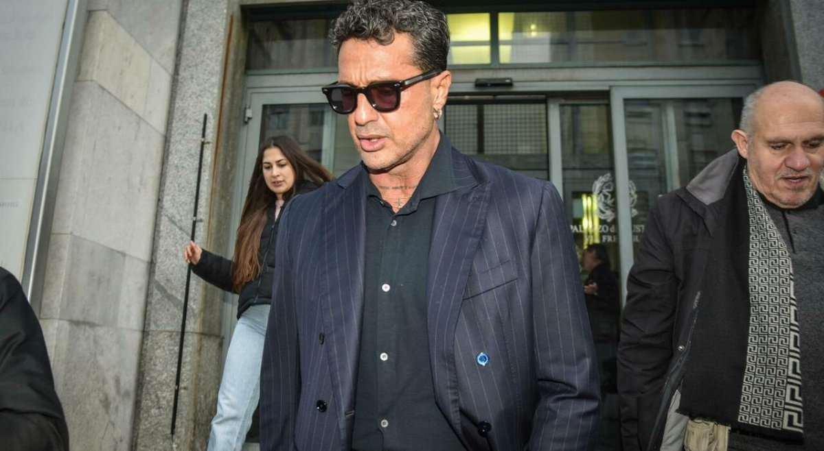 Fabrizio Corona, rimossa la puntata di Falsissimo dai social dopo la diffida per copyright