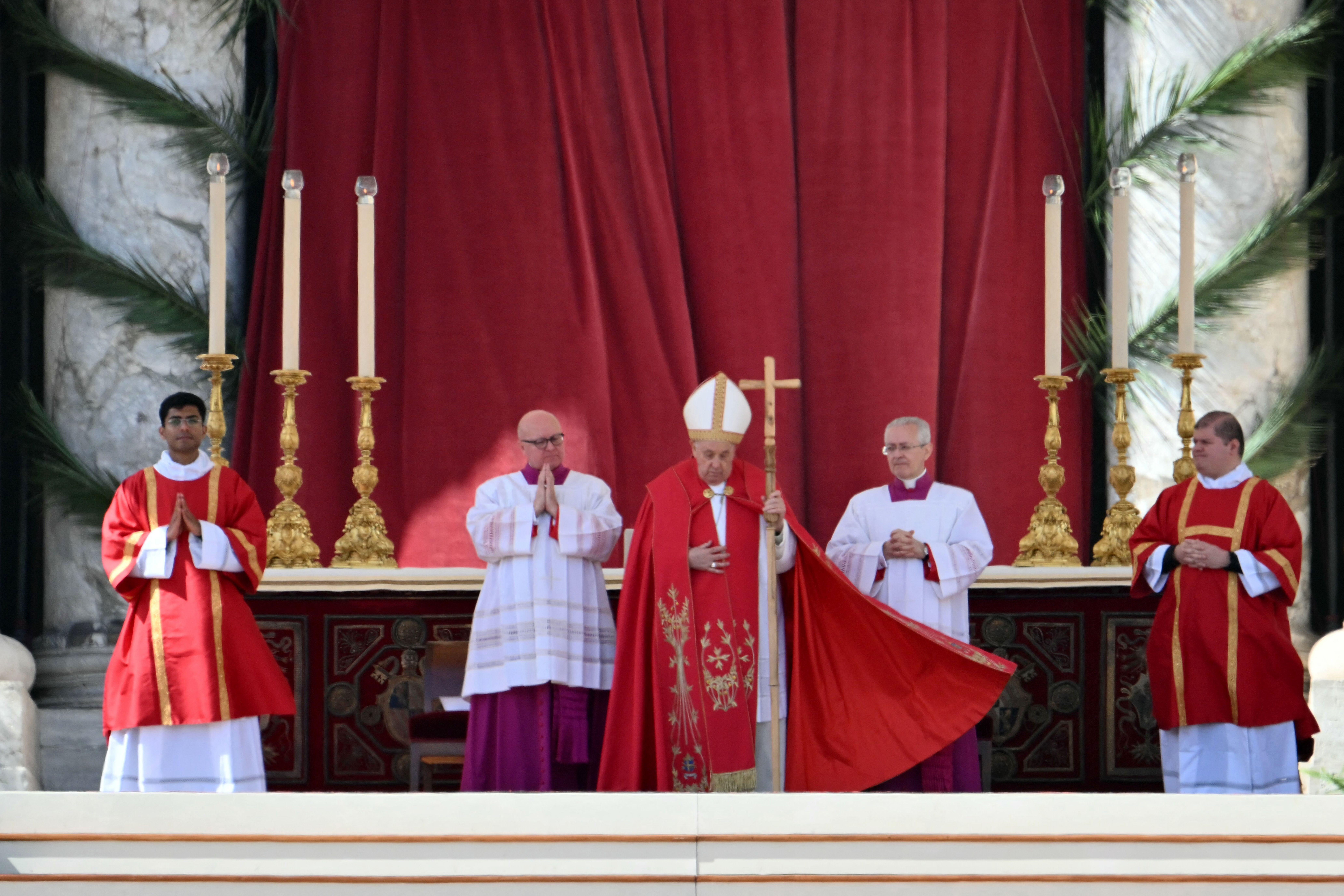 Domenica delle Palme, Papa Francesco non legge omelia e si raccoglie in silenzio