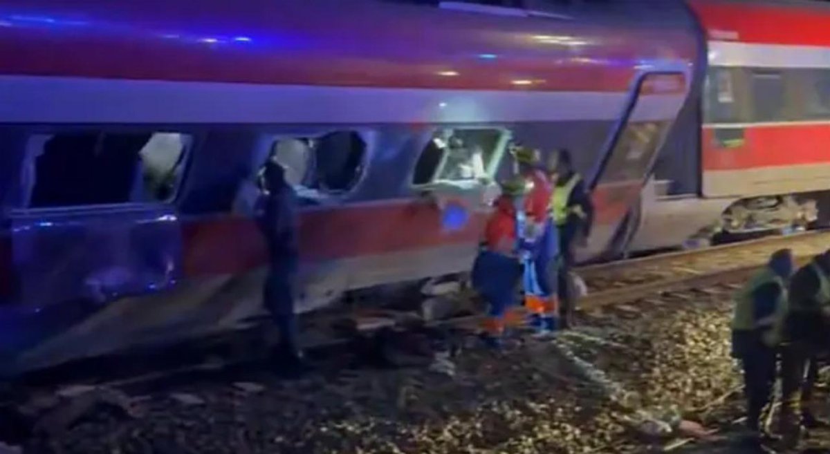 Scontro tra treni in Andalusia: deragliamento ad Adamuz, almeno due morti e traffico bloccato