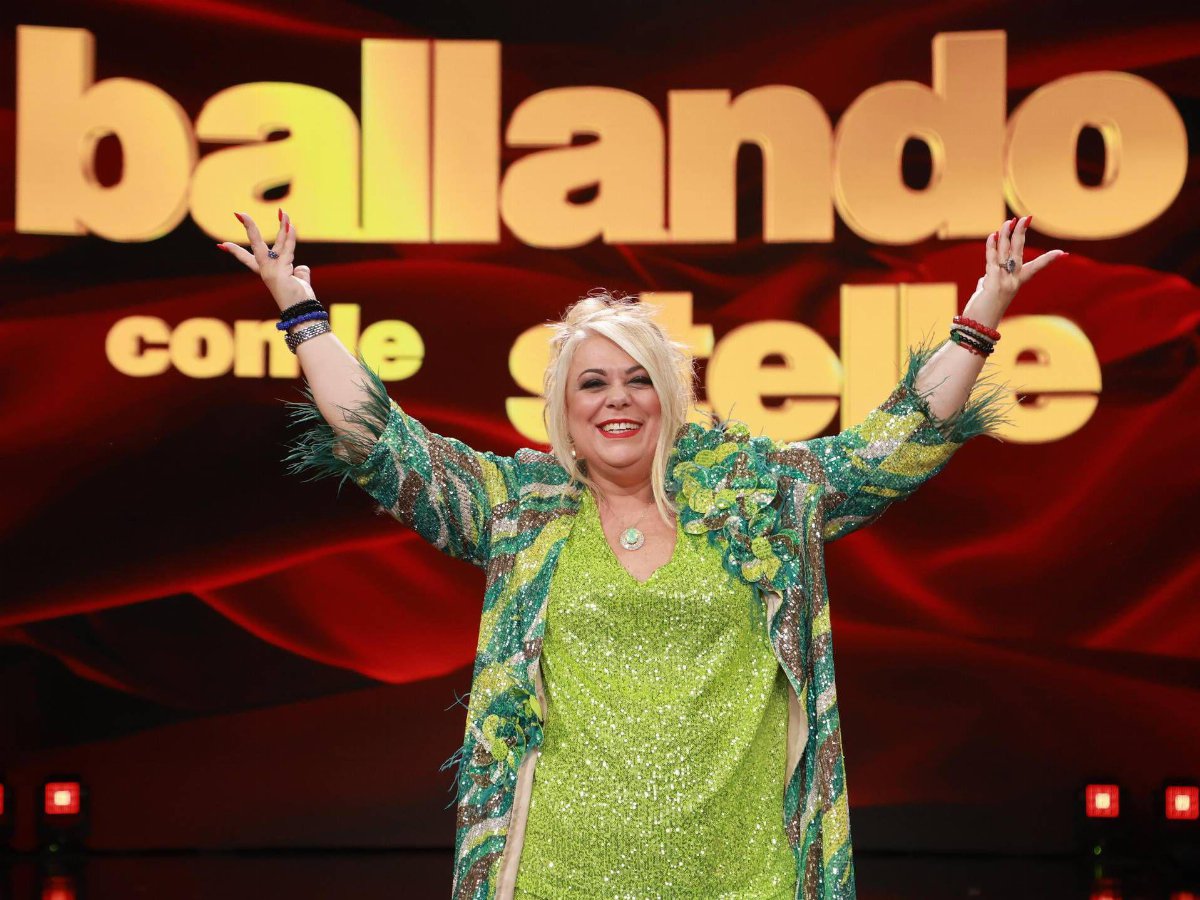 Ballando, bufera social su Rossella Erra: insulti e minacce dopo il tesoretto alla Signora Coriandoli Ballando, bufera social su Rossella Erra: insulti e minacce dopo il tesoretto alla Signora Coriandoli