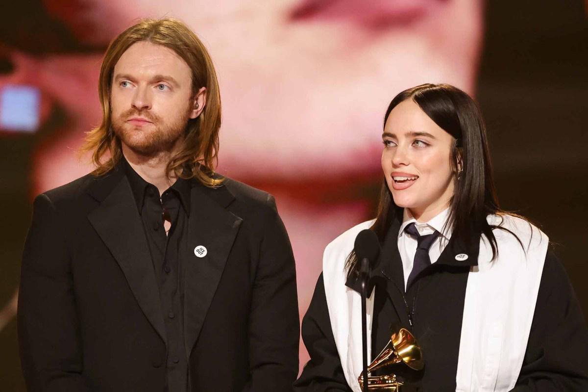 Billie Eilish, polemiche ai Grammy 2026 e la difesa di Finneas dopo il discorso contro l