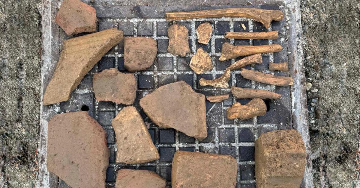 Ossa e strane pietre nel cantiere: mistero a Cassano d’Adda