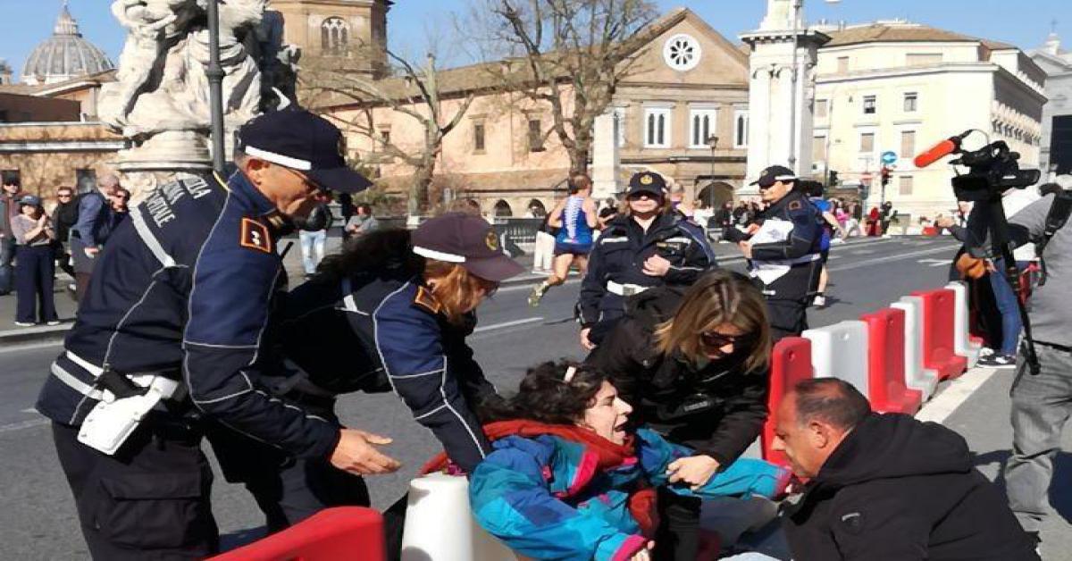 Maratona di Roma, blitz di Ultima Generazione su ponte Vittorio Emanuele II