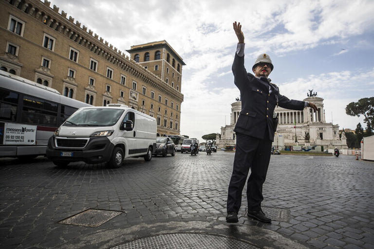 Smottamento a Roma: Problemi al traffico a causa di un cantiere Metro C a Piazza Venezia