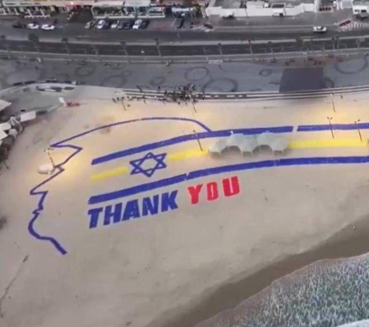 Trump accolto in Israele con un gigantesco Thank You sulla spiaggia di Tel Aviv