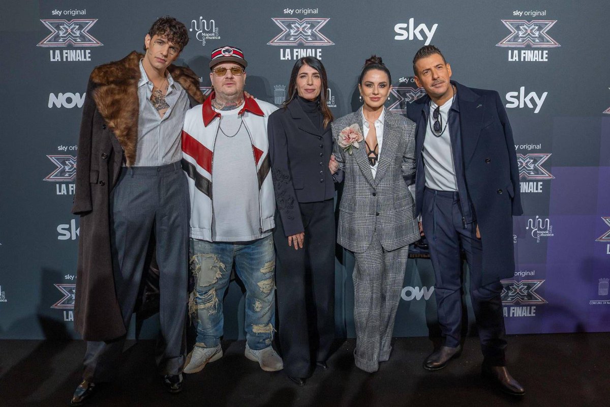 La finale di X Factor 2025 a Napoli con Laura Pausini e Jason Derulo