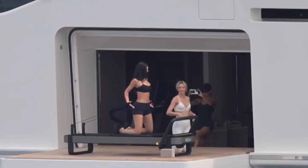 Kylie Jenner Kylie Jenner sullo yacht in Sardegna, allenamento Pilates e relax nel Mediterraneo