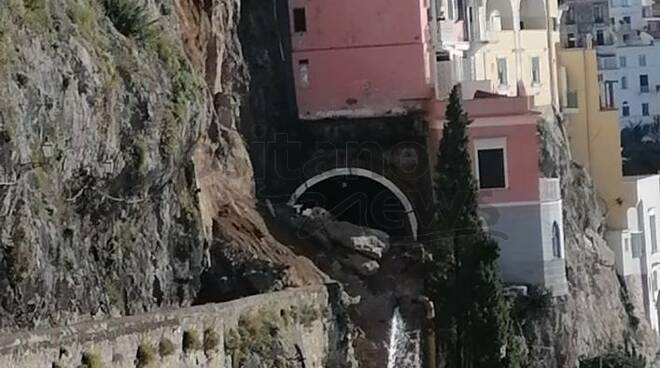 Frana sulla costiera ad Amalfi : Sfiorate case