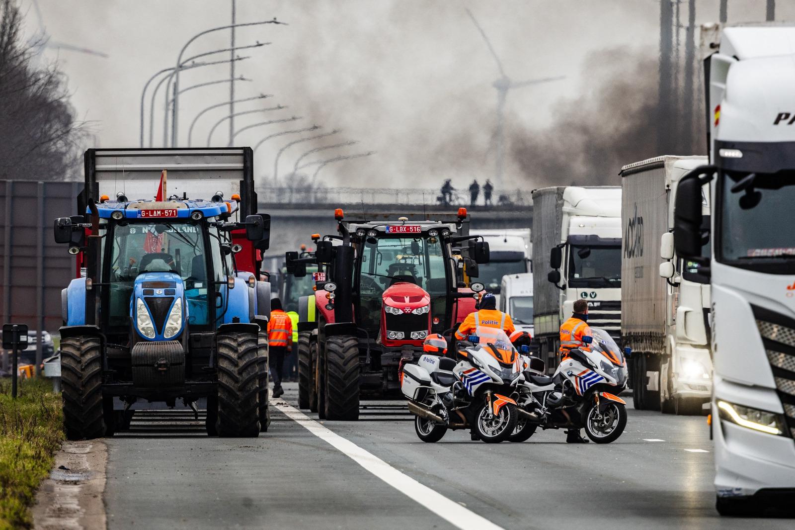 Protesta agricoltori: trattori bloccano i valichi di frontiera tra Olanda e Belgio