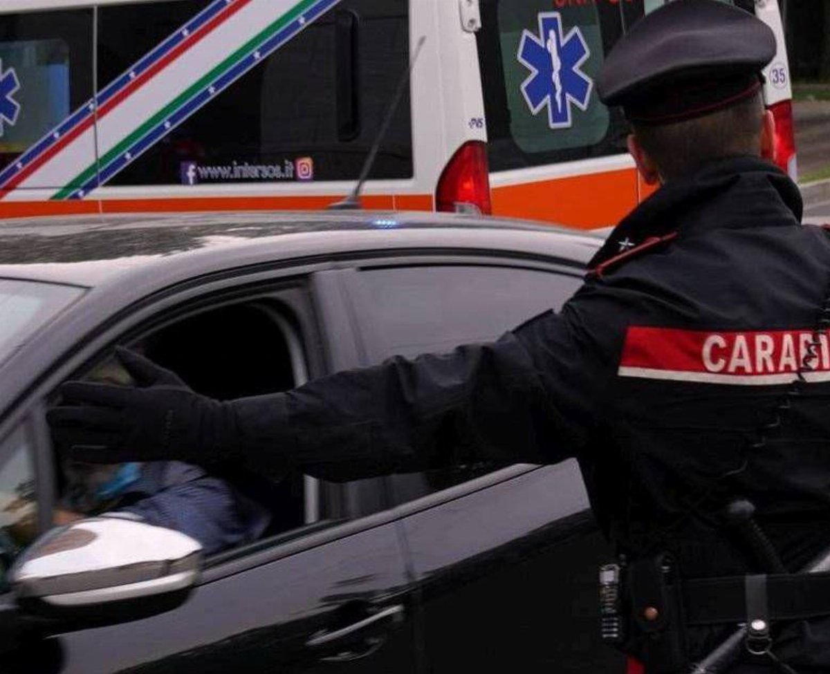 Accoltella la moglie e si barrica in casa con i figli: arrestato 40enne a Pompei