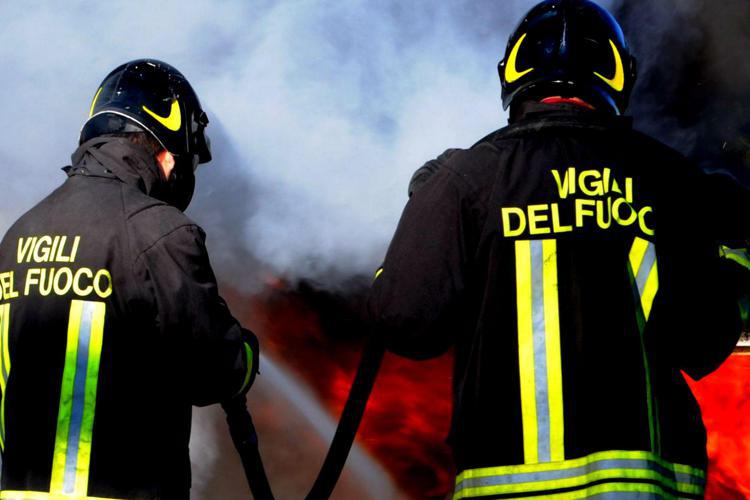 Tragedia nella notte a Napoli: giovane turista muore in incendio in un B&B