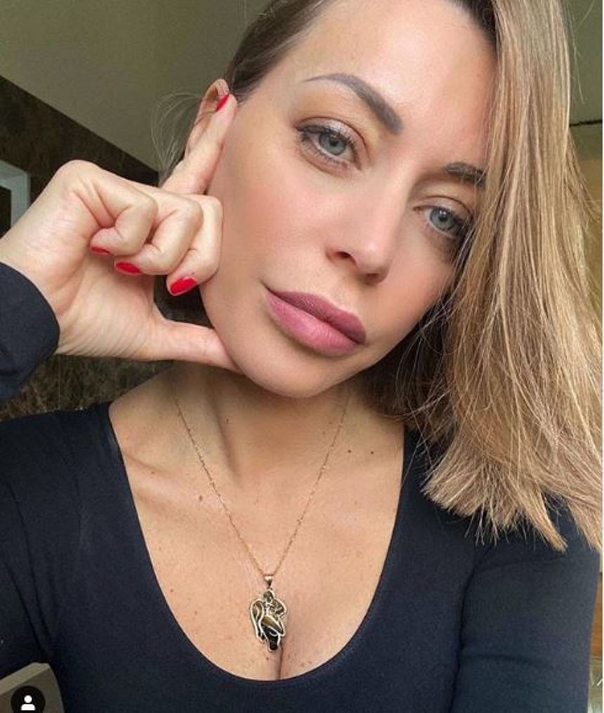 Karina Cascella e l'accappatoio troppo aperto ... tutto fuori