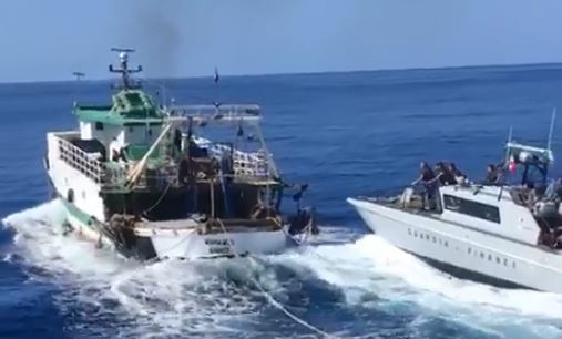 Lampedusa : Peschereccio forza blocco e la Guardia di Finanza spara - Video Lampedusa : Peschereccio forza blocco e la Guardia di Finanza spara - Video