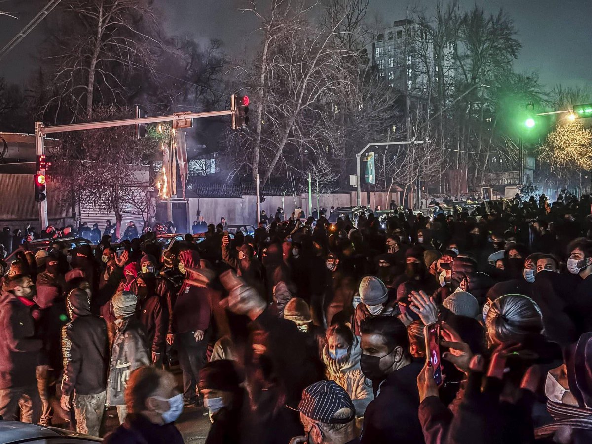 Iran, caccia agli utenti Starlink: Teheran tenta di bloccare i video delle proteste