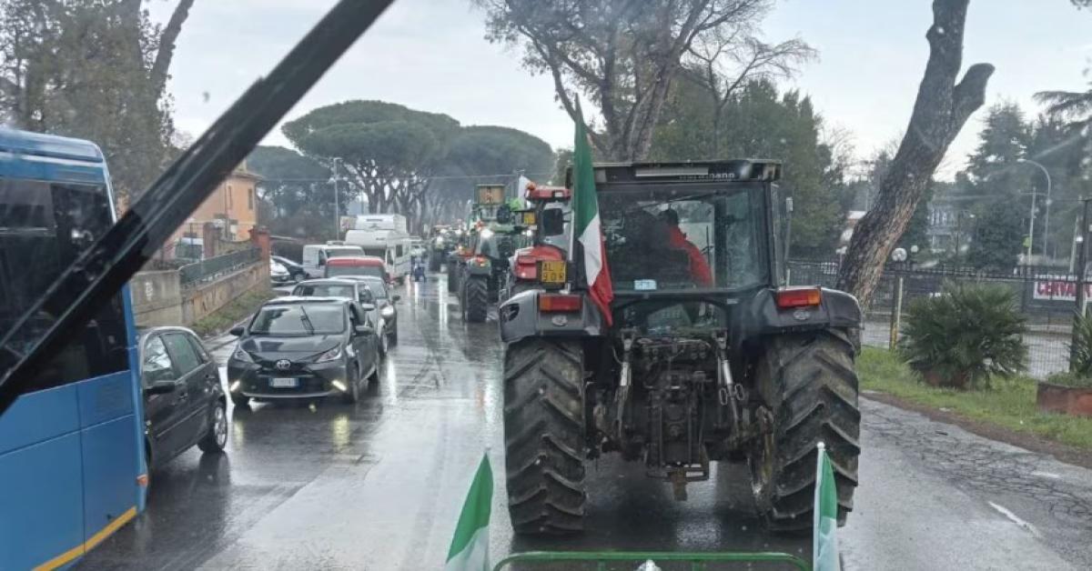 Protesta Agricoltori a Roma: Caos Traffico per Blocco Trattori su Via Nomentana