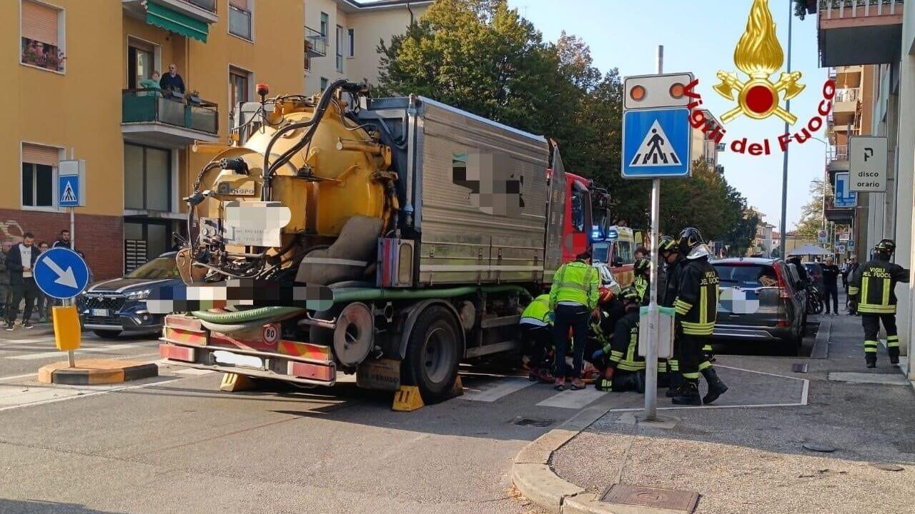 Investita e trascinata per 400 metri: donna si salva miracolosamente a Verona
