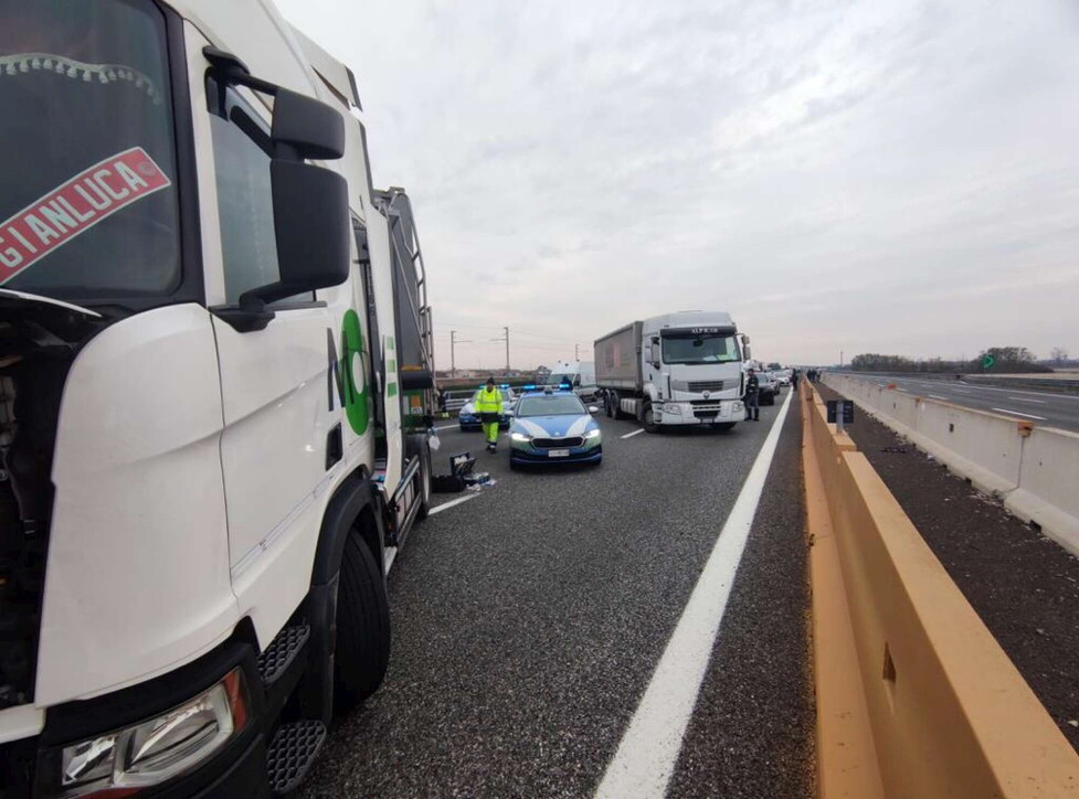 Tentato Colpo al Portavalori: Milano-Torino sotto Shock con un Tir di Traverso sull