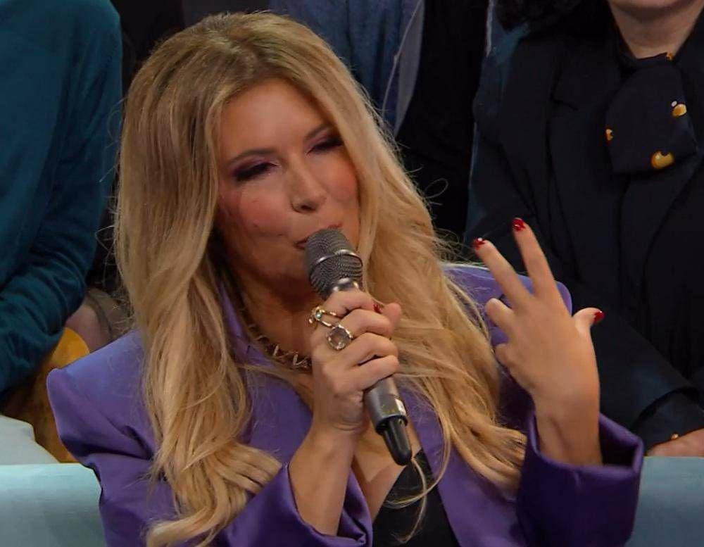 Sanremo 2025: Selvaggia Lucarelli valuta i co-conduttori della seconda serata