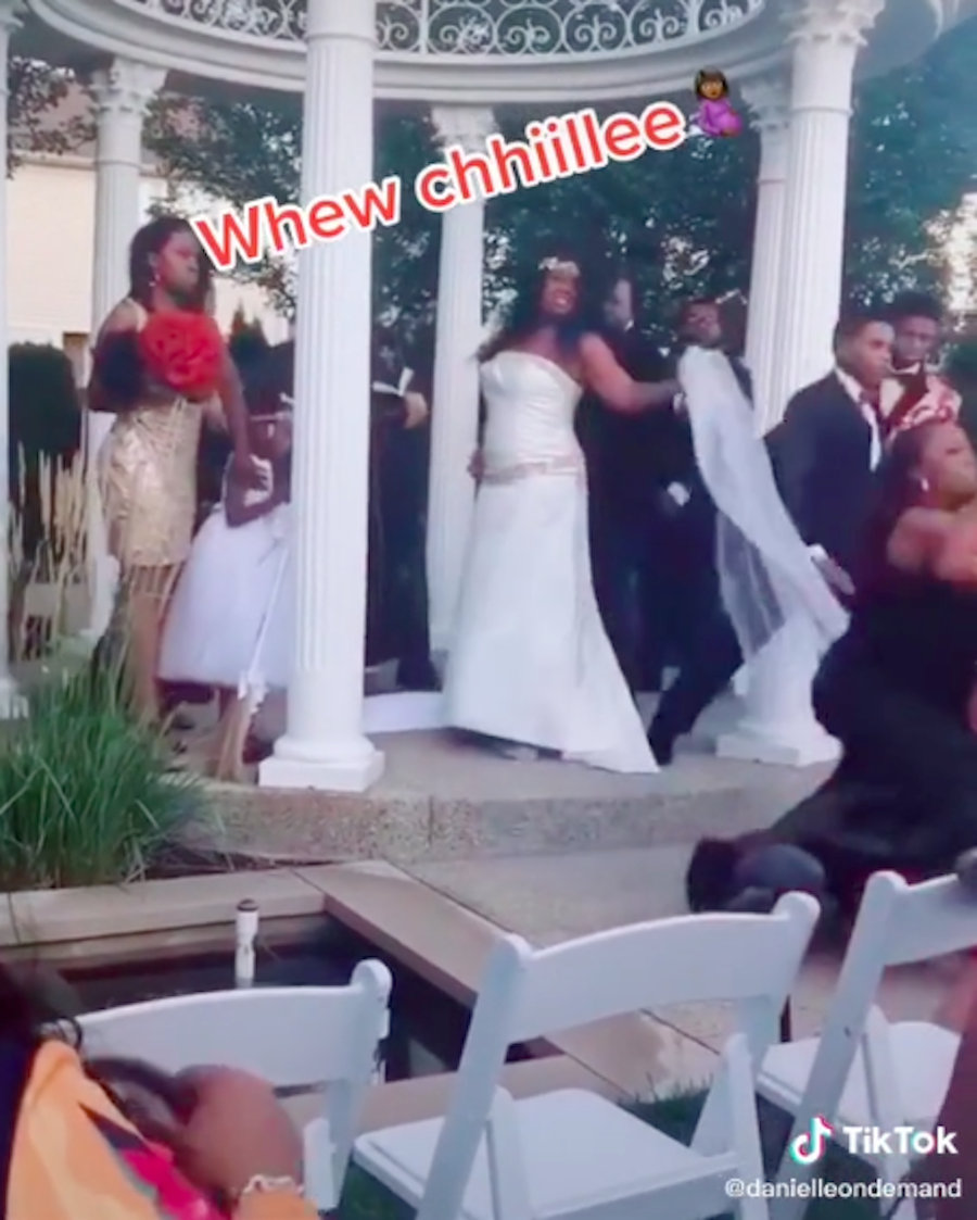 Una donna incinta arriva al matrimonio: l’amante dello sposo interrompe le nozze Una donna incinta arriva al matrimonio: l’amante dello sposo interrompe le nozze