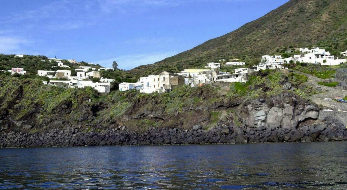 Scuola elementare a Ginostra, riapertura storica con una sola alunna