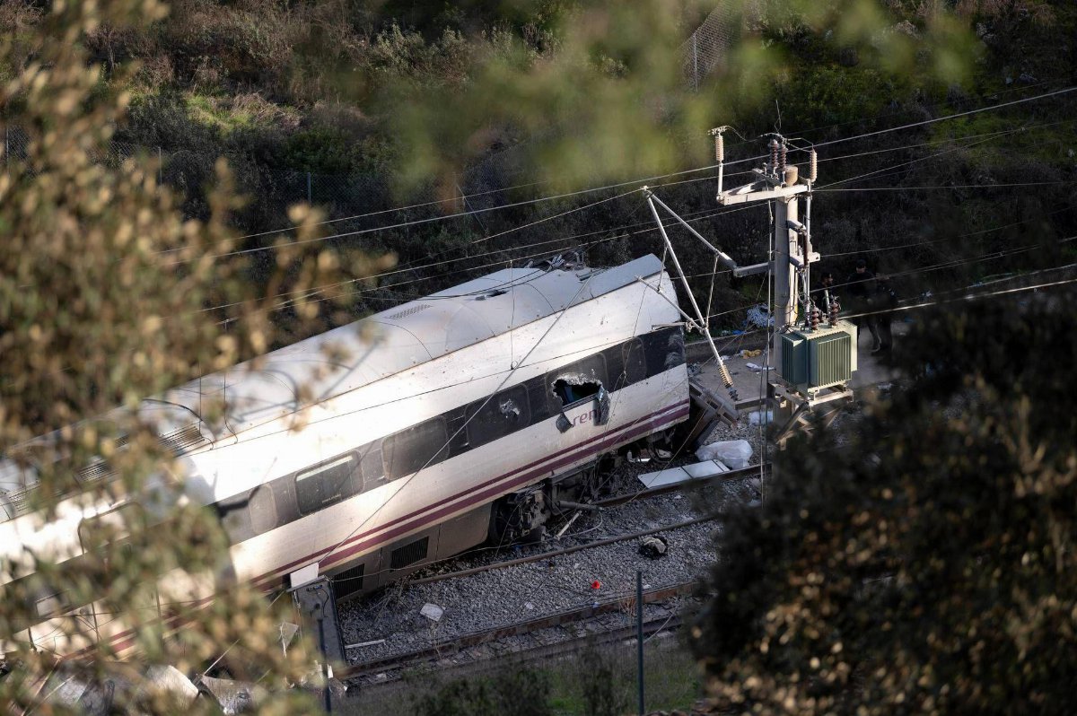 Incidente ferroviario in Spagna, 41 vittime: sotto esame binari e vagone deragliato
