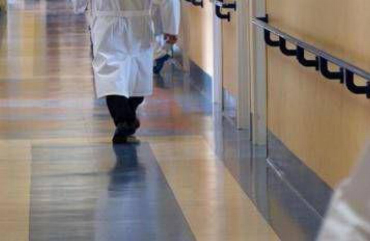 Primario arrestato a Piacenza per abusi su colleghe: 32 episodi accertati in 45 giorni