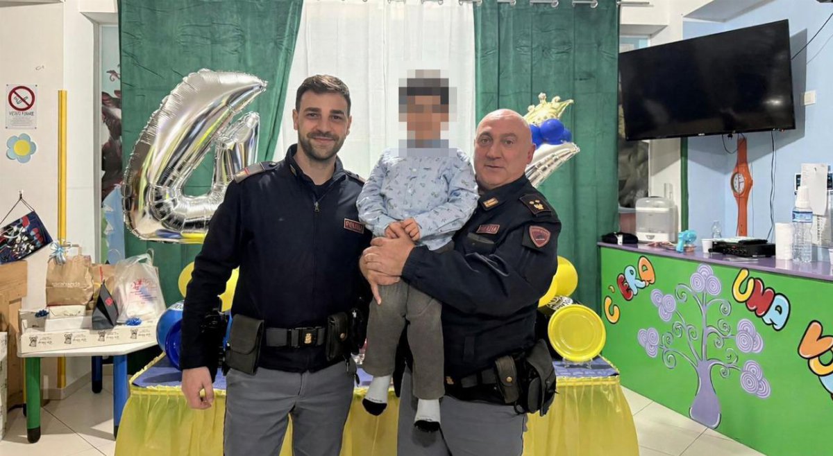 Salvador festeggia 4 anni e invita la polizia: gli agenti arrivano in ludoteca