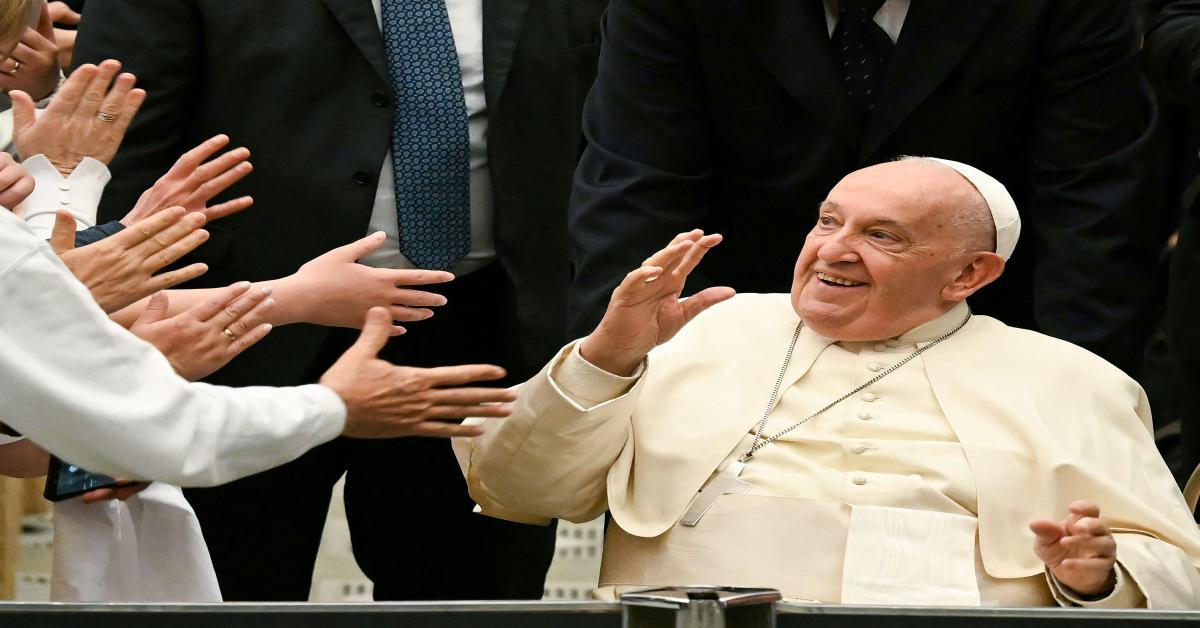 Papa incontra nonni e nipoti in Vaticano - ci sono anche Lino Banfi e Al Bano