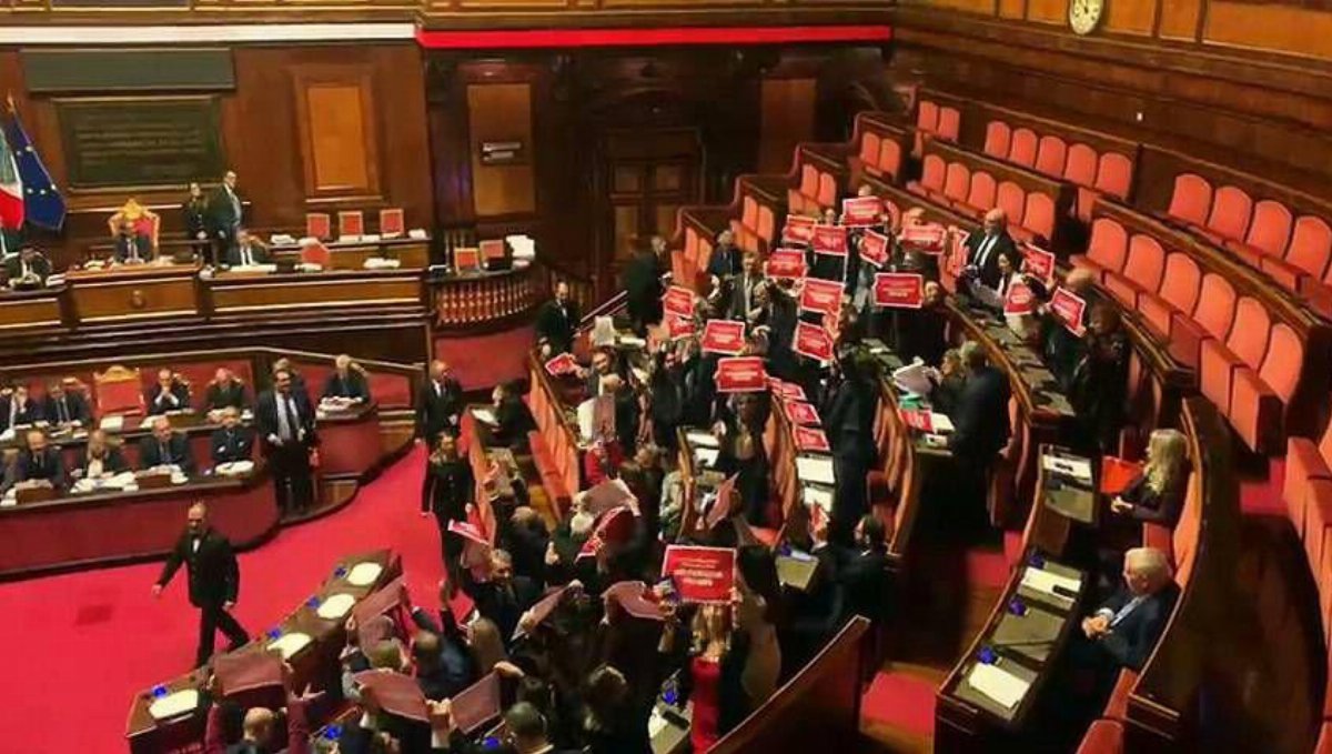 Manovra, protesta in Senato: Pd con cartelli Voltafaccia Meloni, M5S mostra l