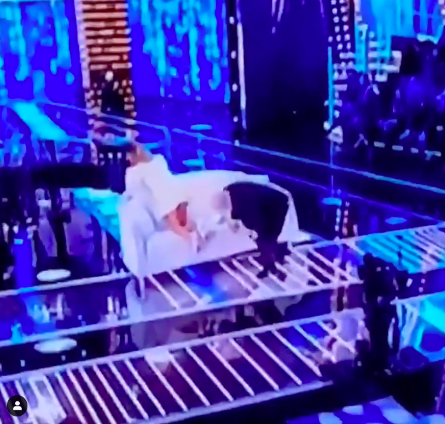 Vittorio Sgarbi sbircia sotto la gonna di Barbara D'Urso a Live Non è la D'Urso