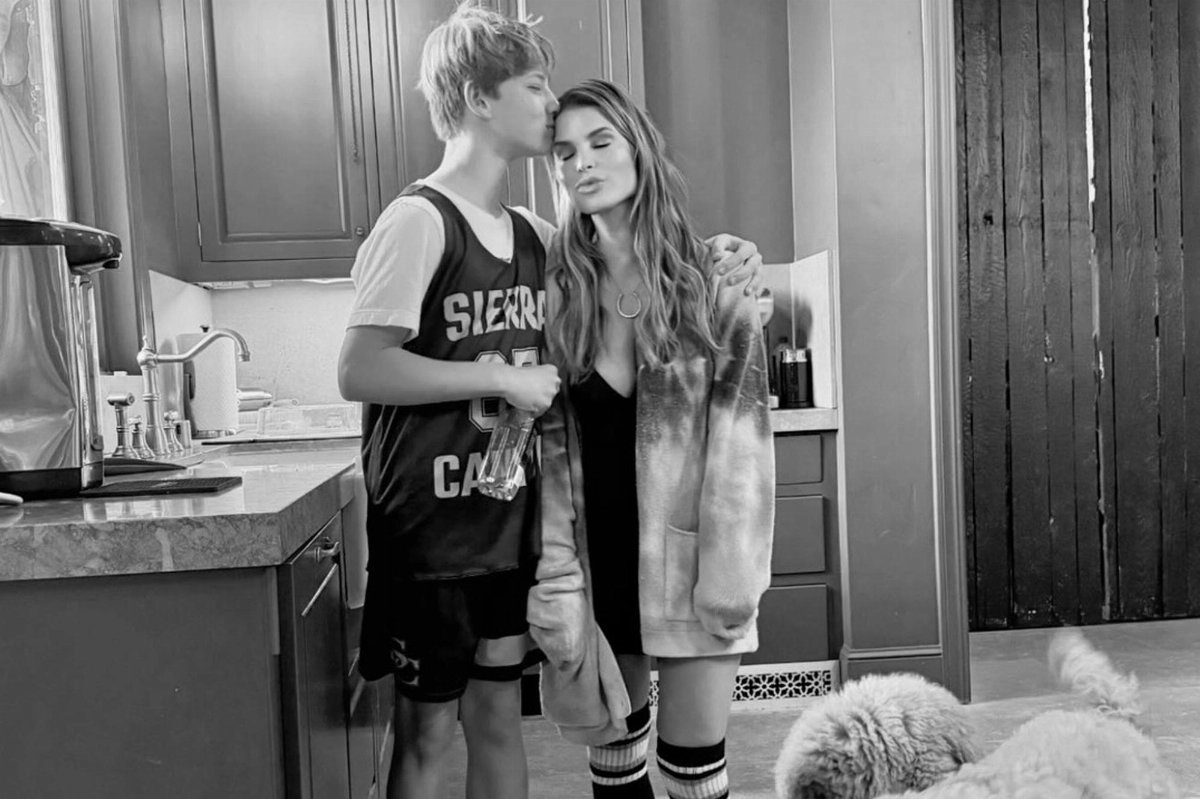 Jessica Simpson mostra il figlio Ace: a 12 anni è già più alto di lei