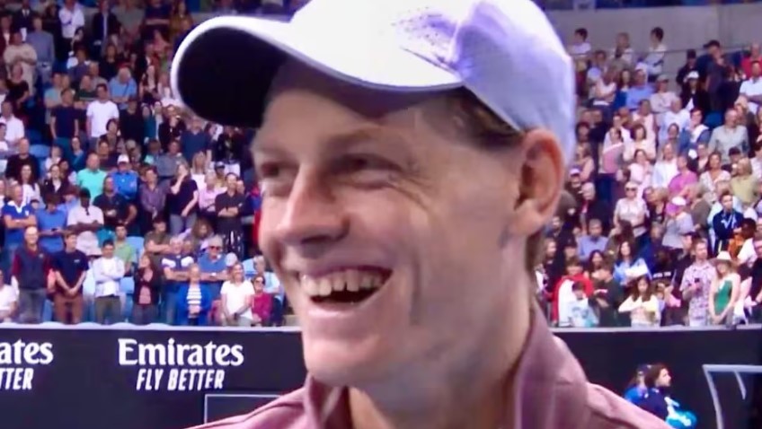 Jannik Sinner agli Australian Open: Vittoria sul campo, sorrisi fuori