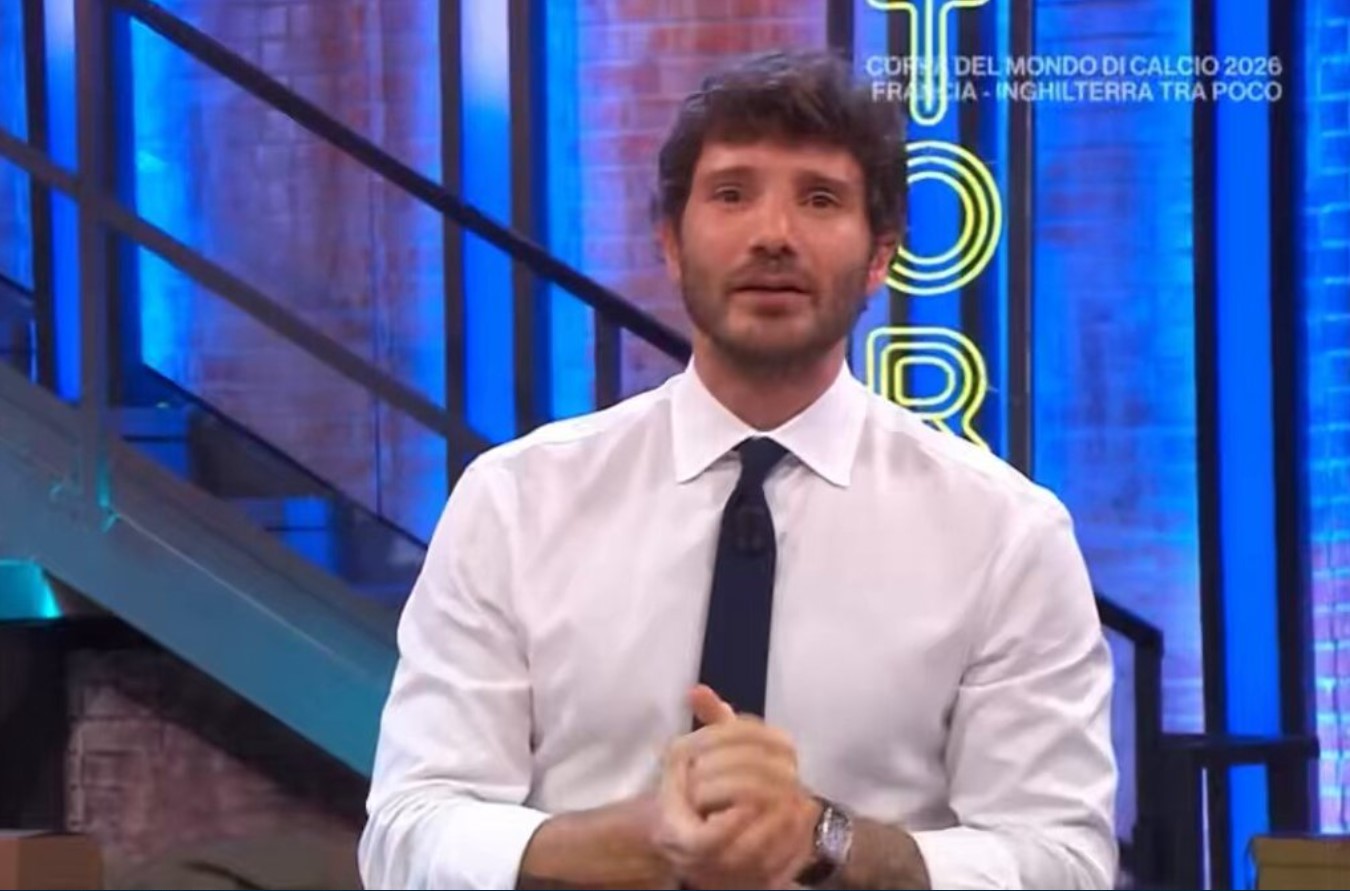 Affari Tuoi saluta Roma, Stefano De Martino si commuove nell