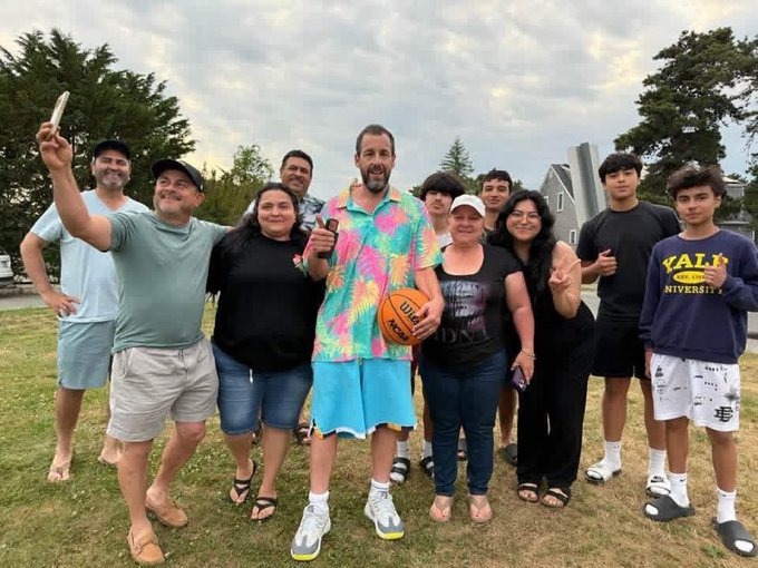 Adam Sandler chiama la polizia di Nantucket, cerca un campo da basket e trova una partita