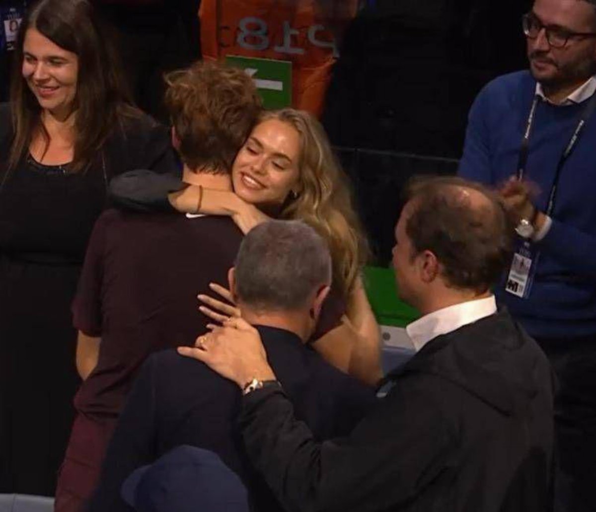 Sinner conquista Torino e Laila lo abbraccia: la celebrazione dopo la vittoria alle Atp Finals Sinner conquista Torino e Laila lo abbraccia: la celebrazione dopo la vittoria alle Atp Finals