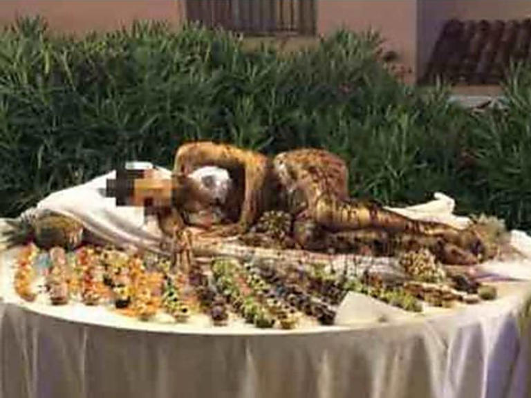 Ragazza ricoperta di cioccolato : Polemica Buffet Dolci con Rappresentazione Inappropriata